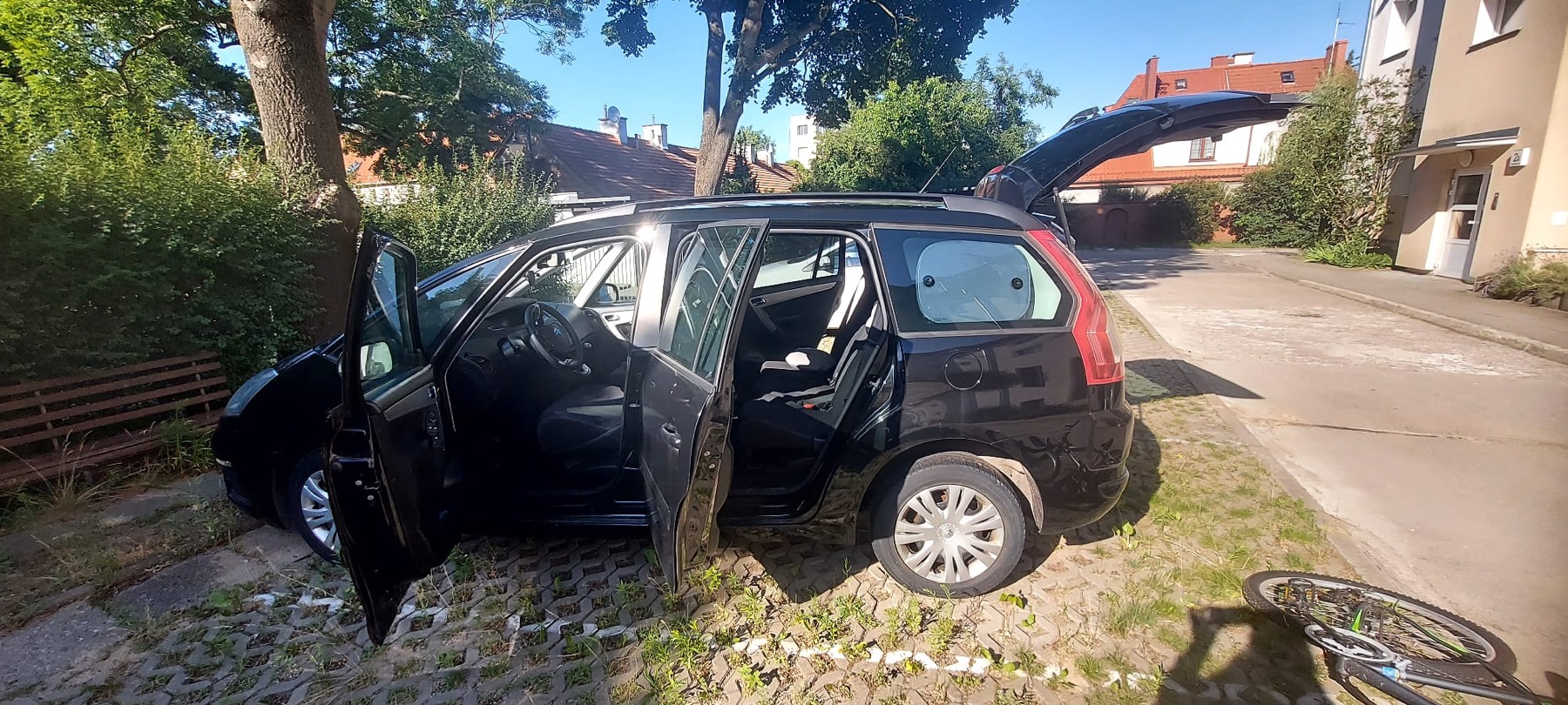 Citroen C4 Grand Picasso with open doors